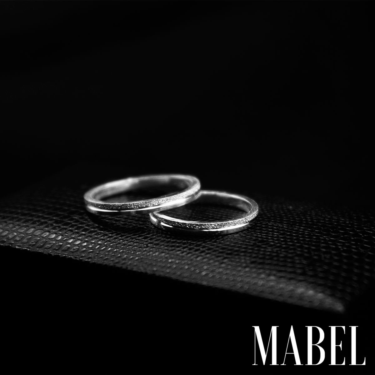 Aliança Inglaterra + Brinde Exclusivo: Anel Solitário, Foto Polaroide e Colar Ponto de luz