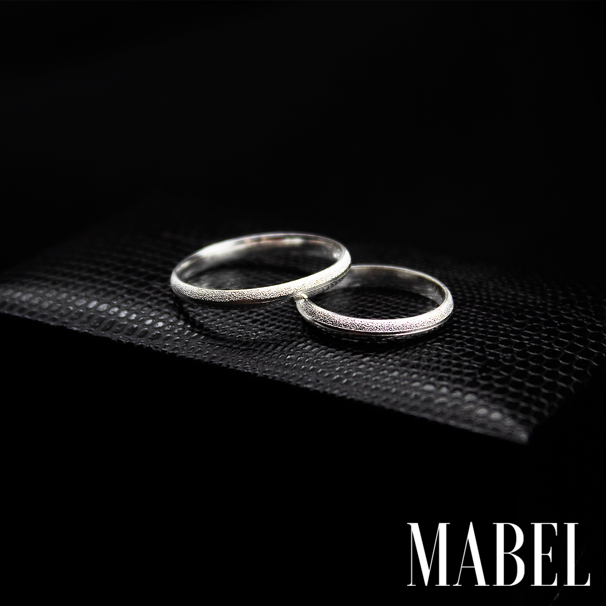 Aliança África + Brinde Exclusivo: Anel Solitário, Foto Polaroide e Colar Ponto de luz