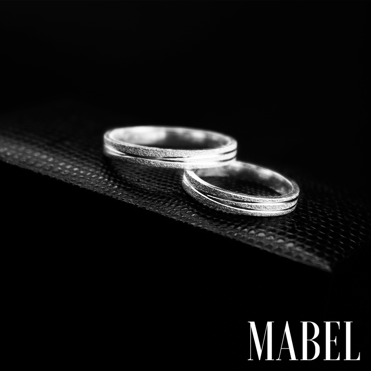 Aliança Arábia + Brinde Exclusivo: Anel Solitário, Foto Polaroide e Colar Ponto de luz