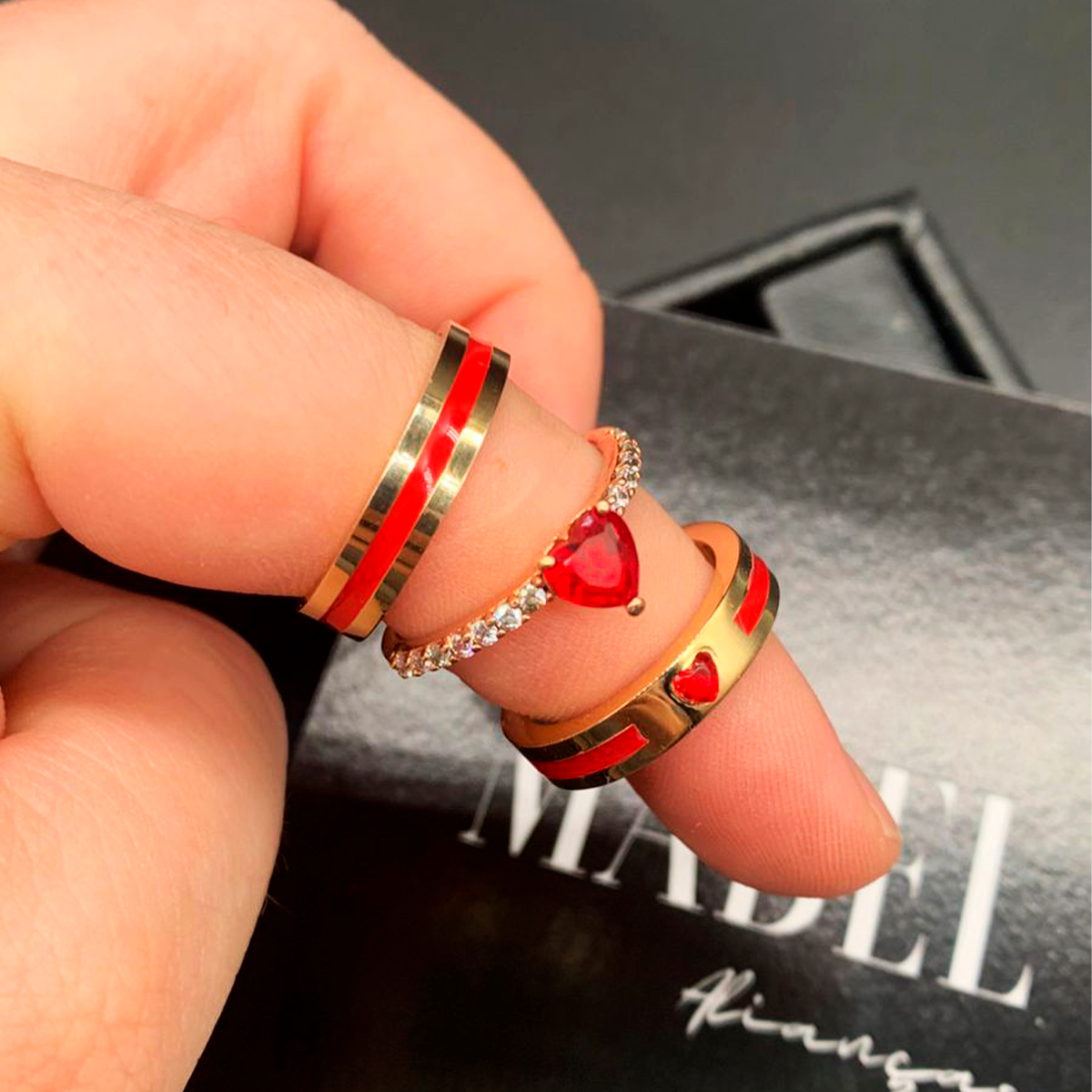 Aliança Golden Love + Brinde Exclusivo: Anel Solitário, Foto Polaroide e Colar Ponto de luz