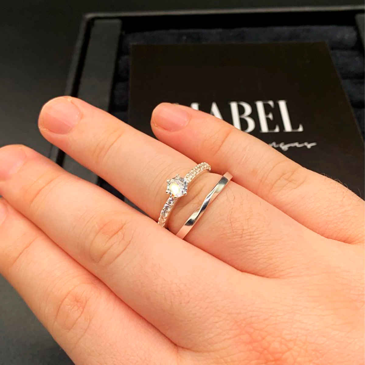 Aliança Elyseé + Brinde Exclusivo: Anel Solitário, Foto Polaroide e Colar Ponto de luz