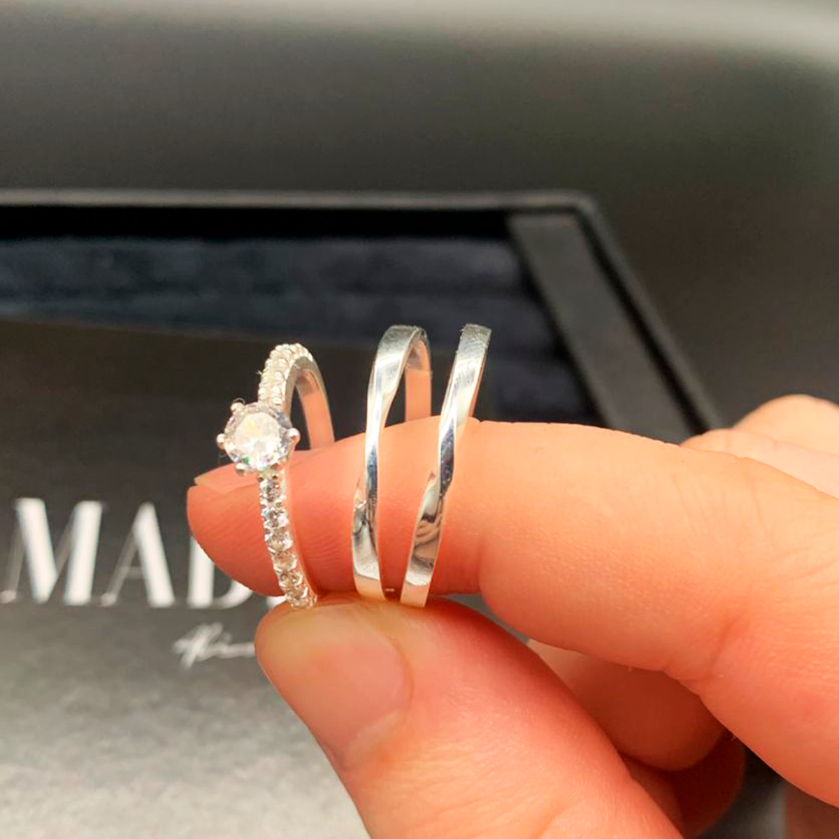 Aliança Elyseé + Brinde Exclusivo: Anel Solitário, Foto Polaroide e Colar Ponto de luz