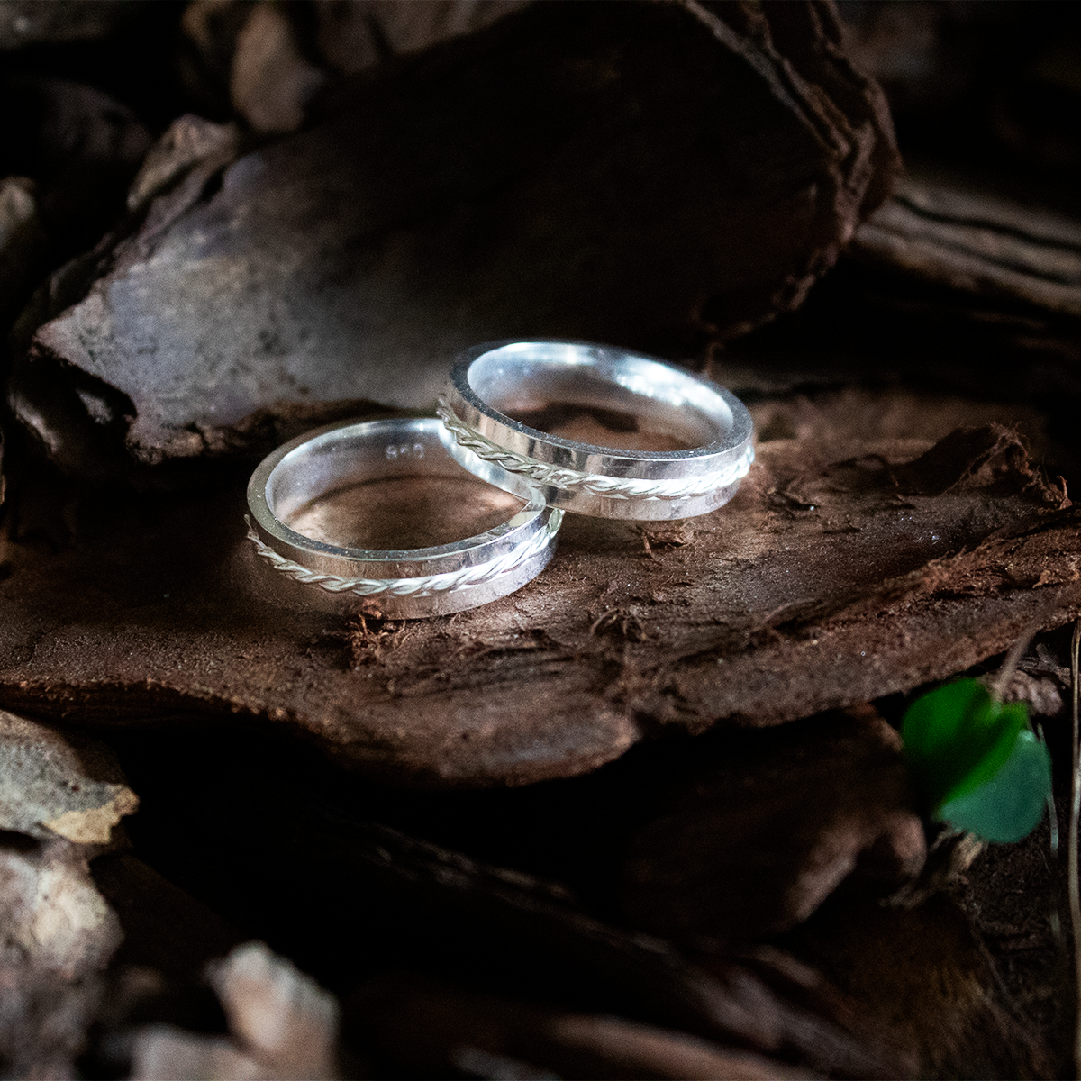 Aliança Mabel + Brinde Exclusivo: Anel Solitário, Foto Polaroide e Colar Ponto de luz