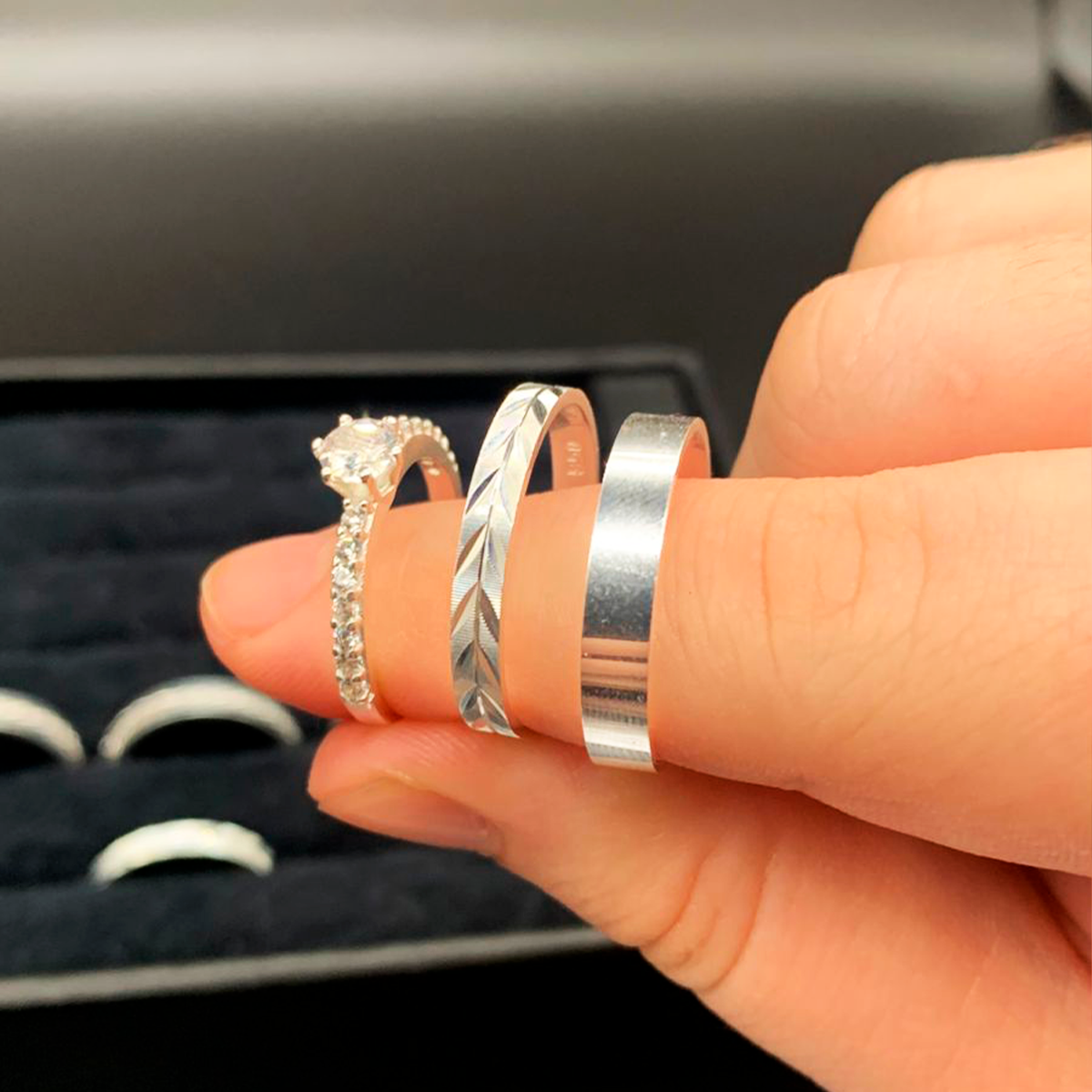 Aliança Prisma + Brinde Exclusivo: Anel Solitário, Foto Polaroide e Colar Ponto de luz