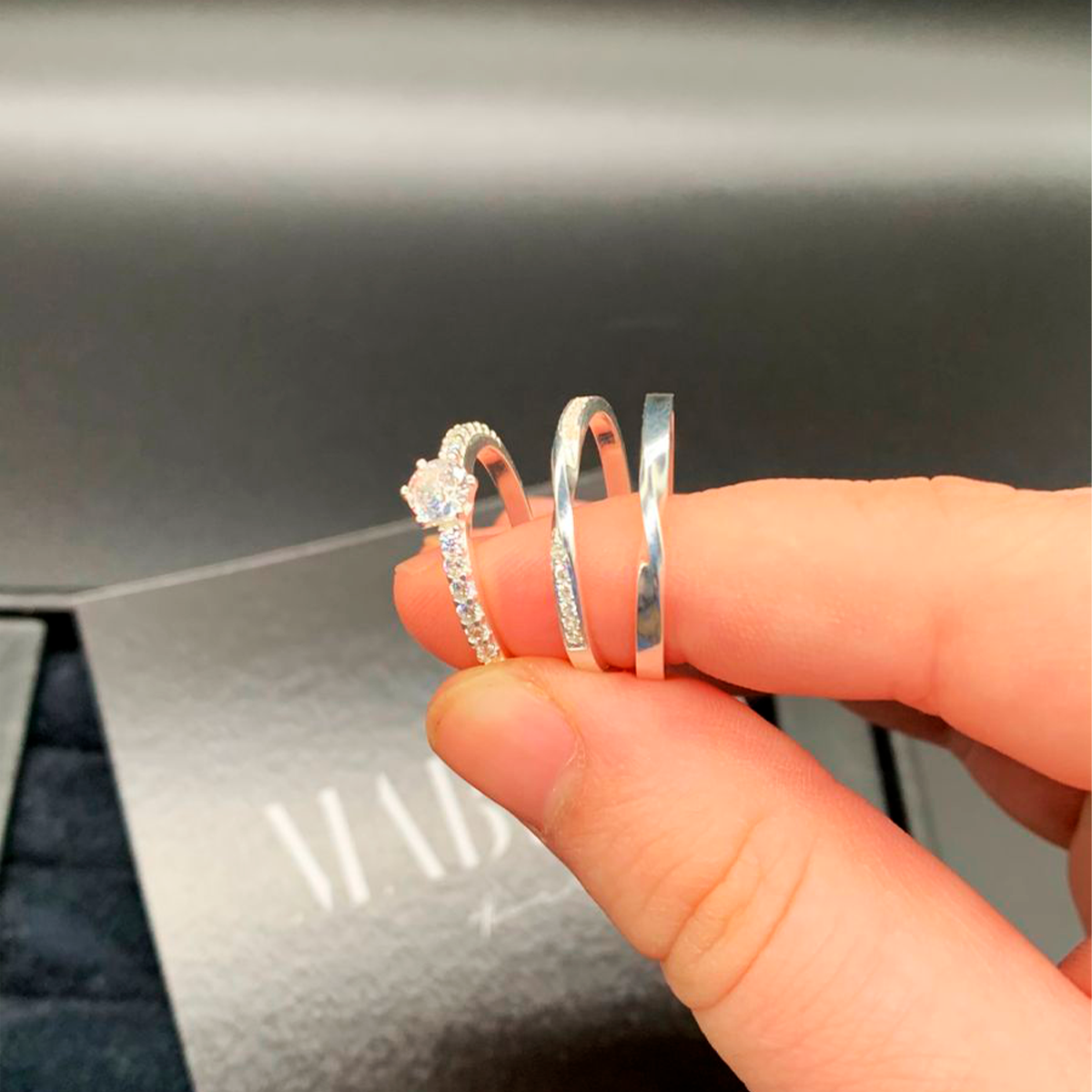 Aliança Essenza + Brinde Exclusivo: Anel Solitário, Foto Polaroide e Colar Ponto de luz