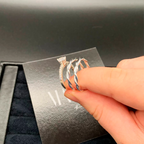 Aliança Tressé + Brinde Exclusivo: Anel Solitário, Foto Polaroide e Colar Ponto de luz