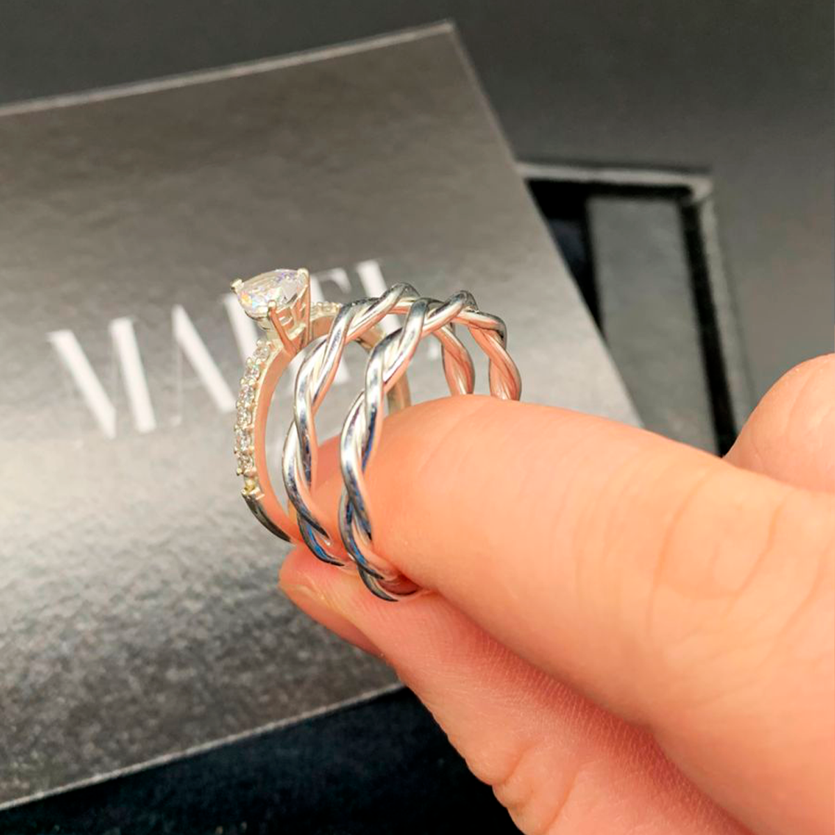 Aliança Tressé + Brinde Exclusivo: Anel Solitário, Foto Polaroide e Colar Ponto de luz