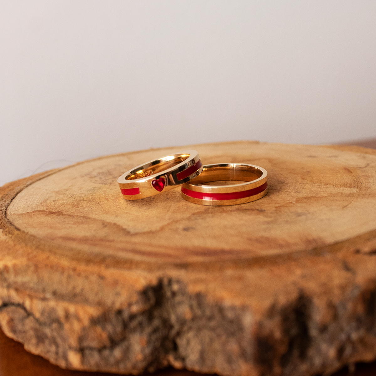 Aliança Golden Love + Brinde Exclusivo: Anel Solitário, Foto Polaroide e Colar Ponto de luz