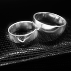 Aliança Gana + Brinde Exclusivo: Anel Solitário, Foto Polaroide e Colar Ponto de luz